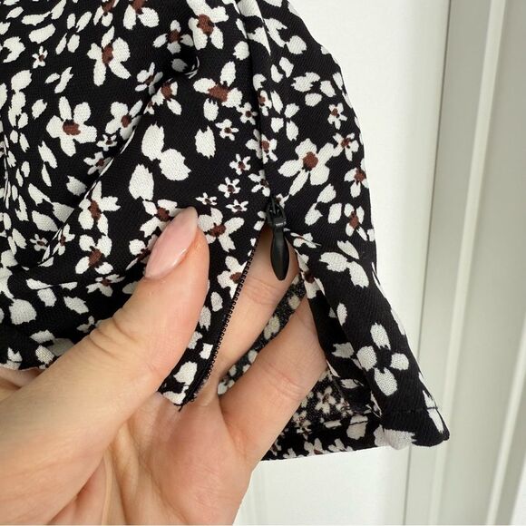 DYNAMITE | Puffed sleeve open back floral blouse - Picture 3 of 9